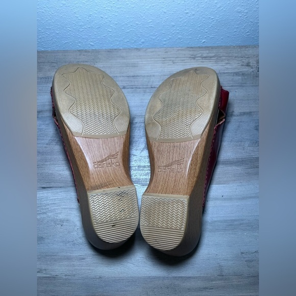 DANSKO Women Sela Red Metallic Crinkle Patent Leather Slip On Sandal,Size US 8 - Picture 5 of 9